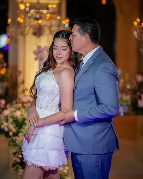 Quinceañera y su papá en la pista de baile